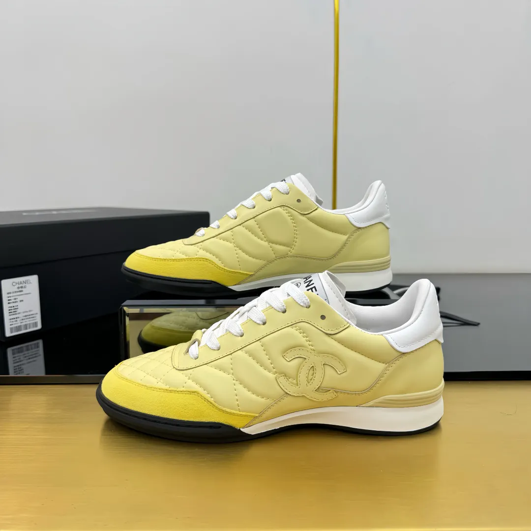 👟👟Ex-factory price 600👟👟 Top version Chanel Chanel - 2025 counter top casual sports shoes. This classic design; the upper is electro-embroidered with a variety of techniques; the outsole is fashionable and sporty; it is extraordinary and incorporates a variety of color matching elements... The diversified mix and match is very beautiful and versatile, and can be used for leisure, fashion, sports and outdoor... ꫛꫀꪝ Go➫ Material: ❶Upper is made of: original imported mercerized velvet + double-layer breathable mesh ❷Inside is made of: original imported breathable mesh ❸Outsole is based on: original TPU combination outsole Counter boutique packaging complete set for women 35–41 👉